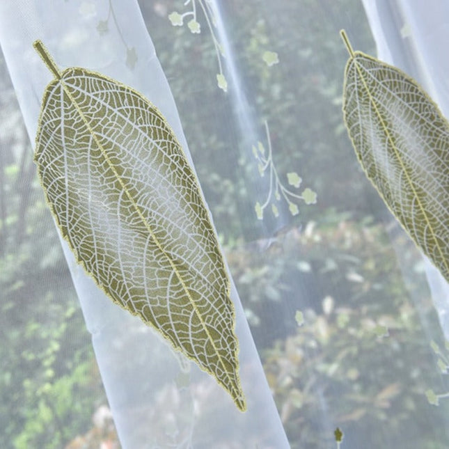 Průsvitná záclona se zelenými listy