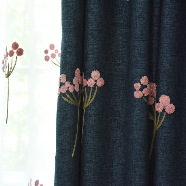 Záclona s výšivkou starorůžových květů