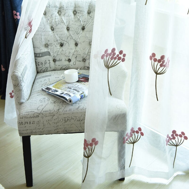 Záclona s výšivkou starorůžových květů