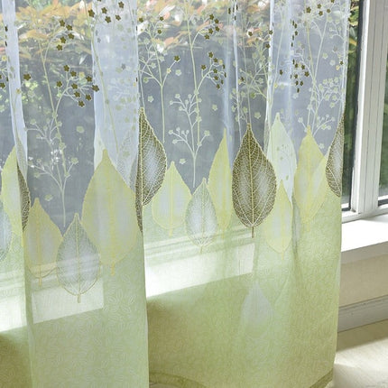 Průsvitná záclona se zelenými listy