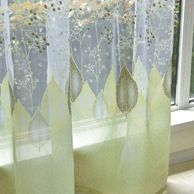 Průsvitná záclona se zelenými listy