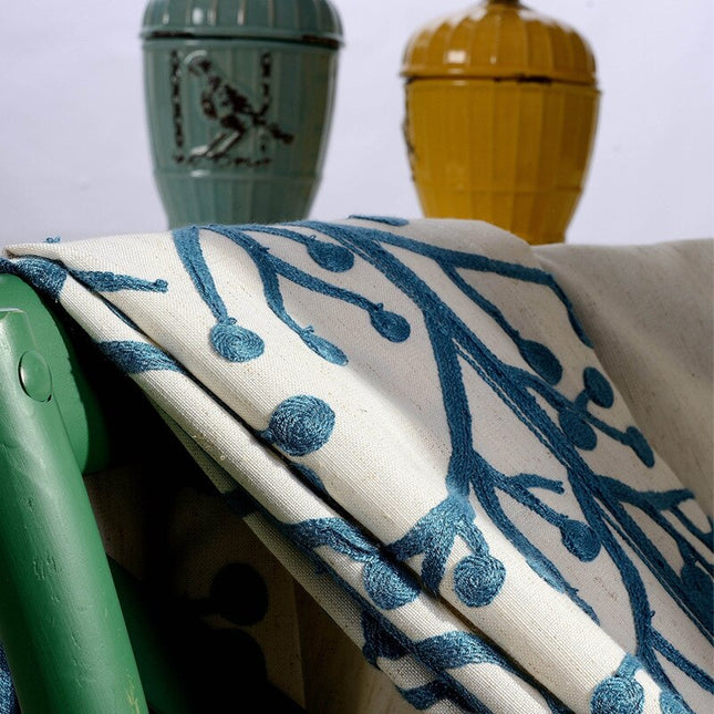 Zatemňovací závěs s modrou výšivkou