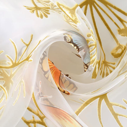 Záclona s vyšívanými barevnými motýly