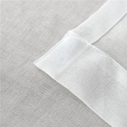 Jednoduchá bílá voálová záclona do obýváku