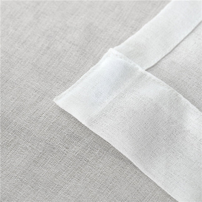 Jednoduchá bílá voálová záclona do obýváku