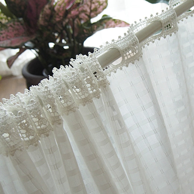 Bílá voálová záclona s krajkou