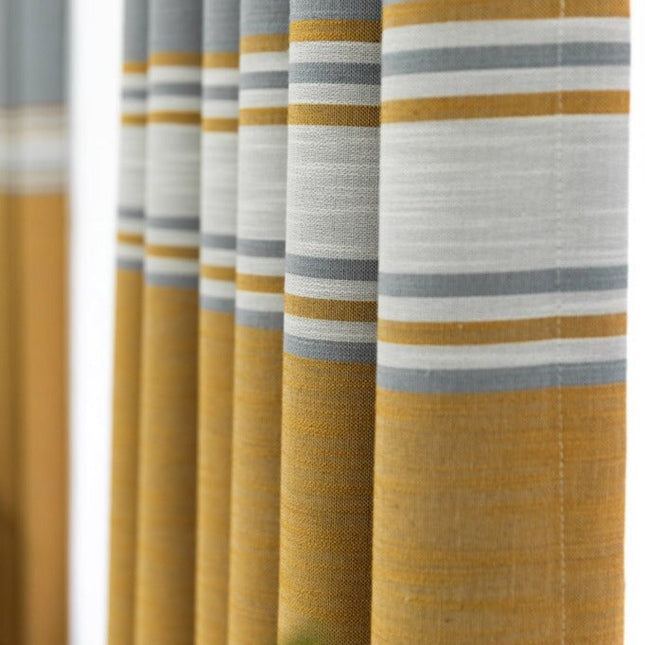 Pruhovaný závěs ve skandinávském stylu
