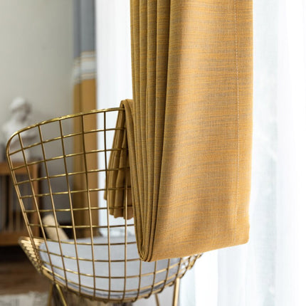 Pruhovaný závěs ve skandinávském stylu