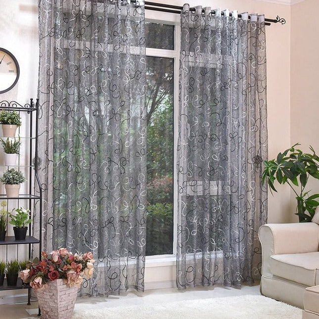 Šedá záclona s abstraktní výšivkou