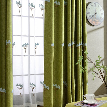 Bílá záclona s bledě modrou výšivkou