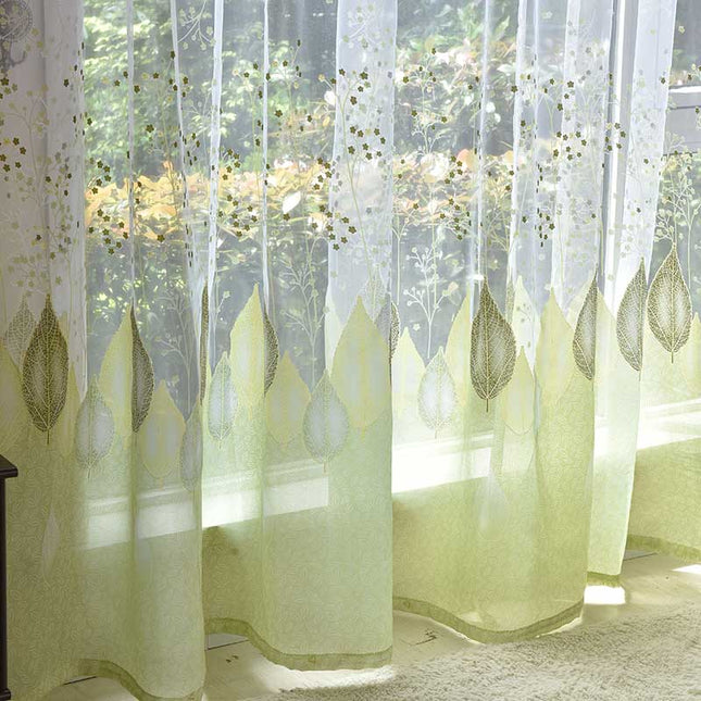 Průsvitná záclona se zelenými listy