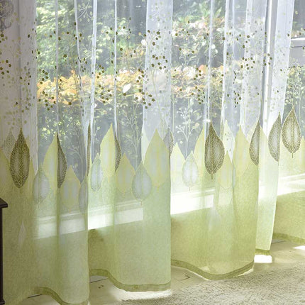 Průsvitná záclona se zelenými listy