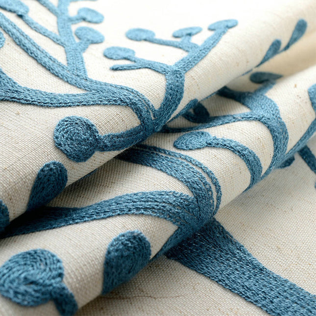 Zatemňovací závěs s modrou výšivkou