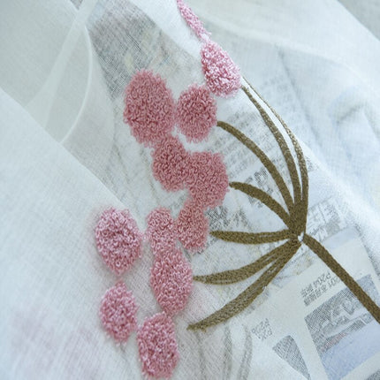 Záclona s výšivkou starorůžových květů