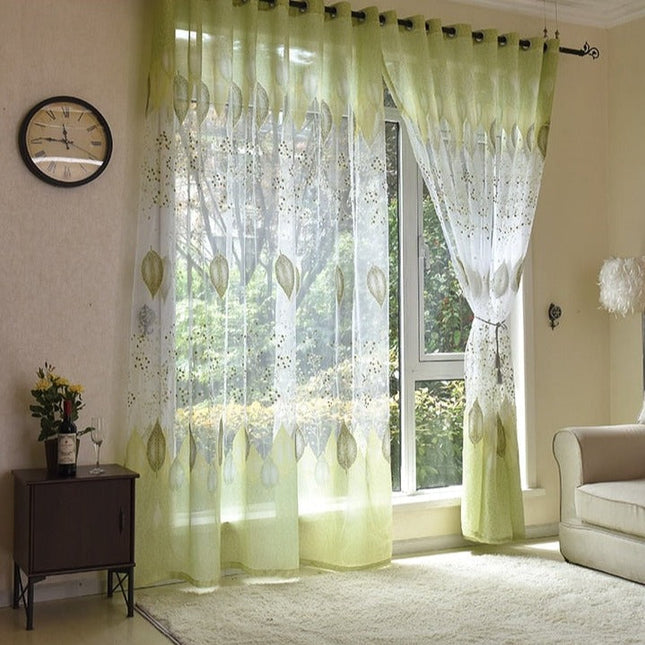 Průsvitná záclona se zelenými listy