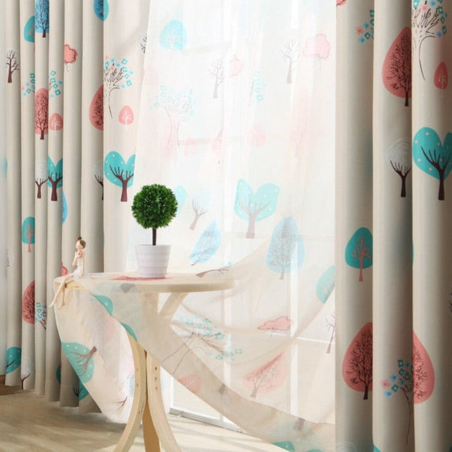 Zatemňovací závěs s motivem stromů