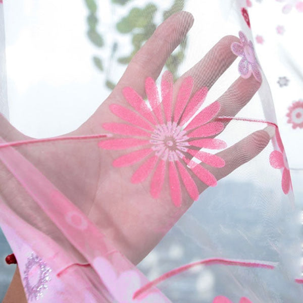 Růžová záclona s romantickým květinovým vzorem