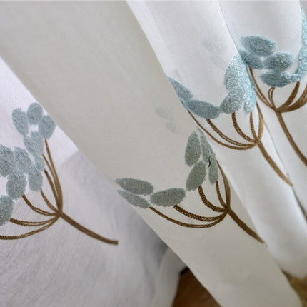 Bílá záclona s bledě modrou výšivkou