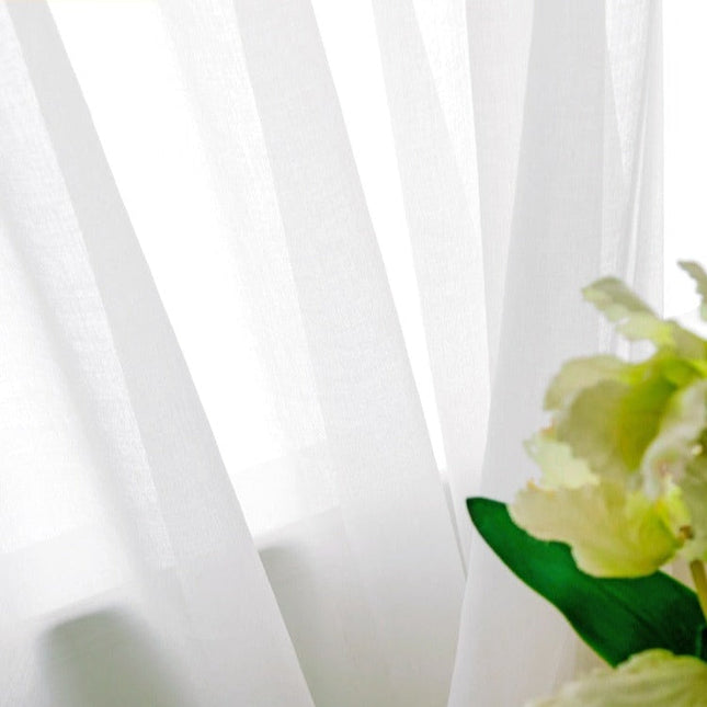 Jednoduchá bílá voálová záclona do obýváku