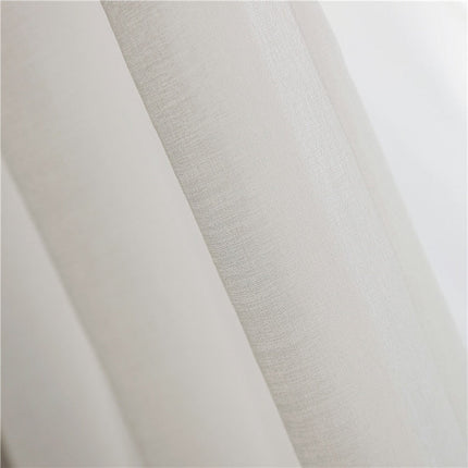 Jednoduchá bílá voálová záclona do obýváku