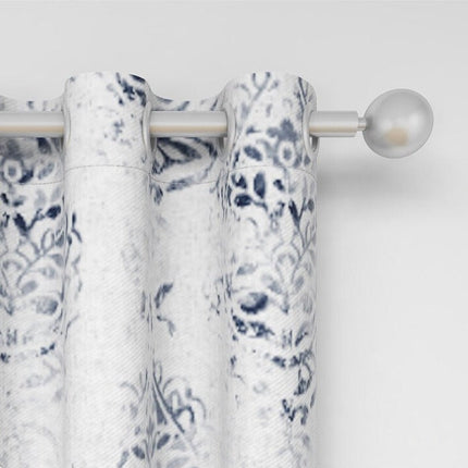 Bílý závěs s modrým vzorem