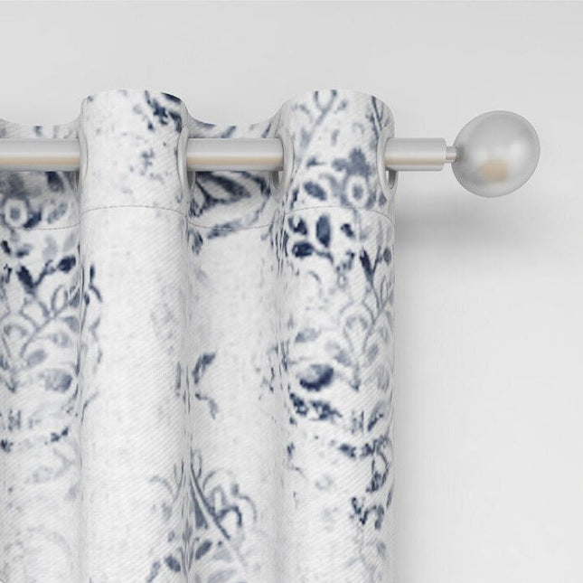 Bílý závěs s modrým vzorem