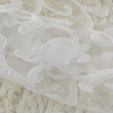 Záclona s elegantním vyšívaným květinovým vzorem