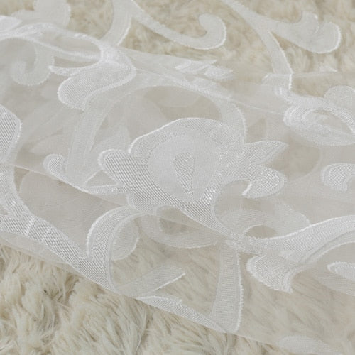 Záclona s elegantním vyšívaným květinovým vzorem