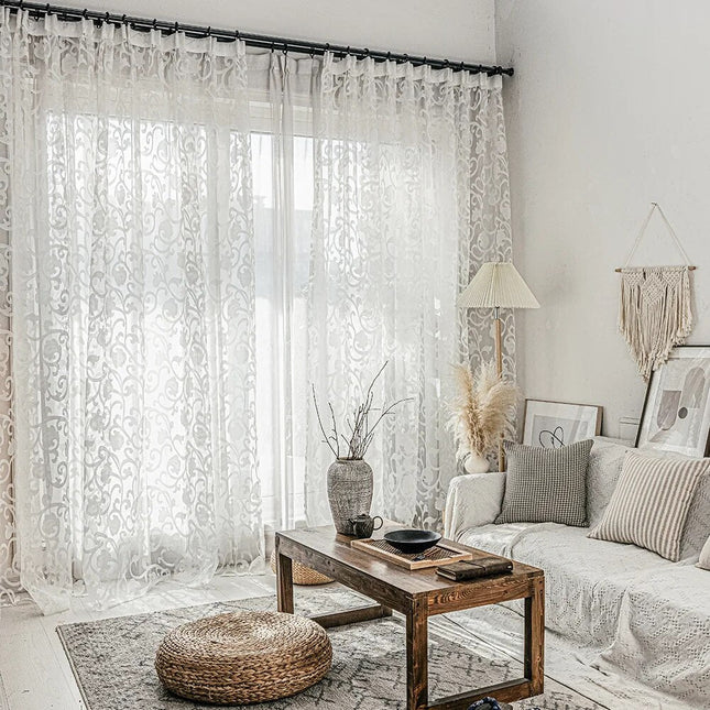 Záclona s elegantním vyšívaným květinovým vzorem