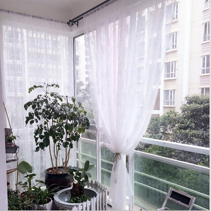 Romantická bílá krajková záclona do ložnice