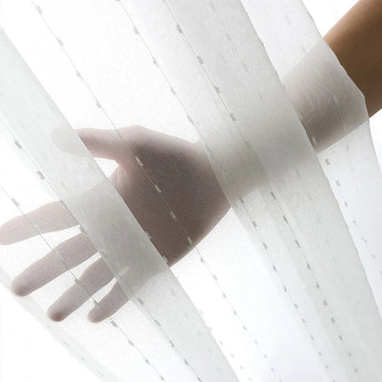 Záclona s jemným vyšívaným tečkovaným vzorem