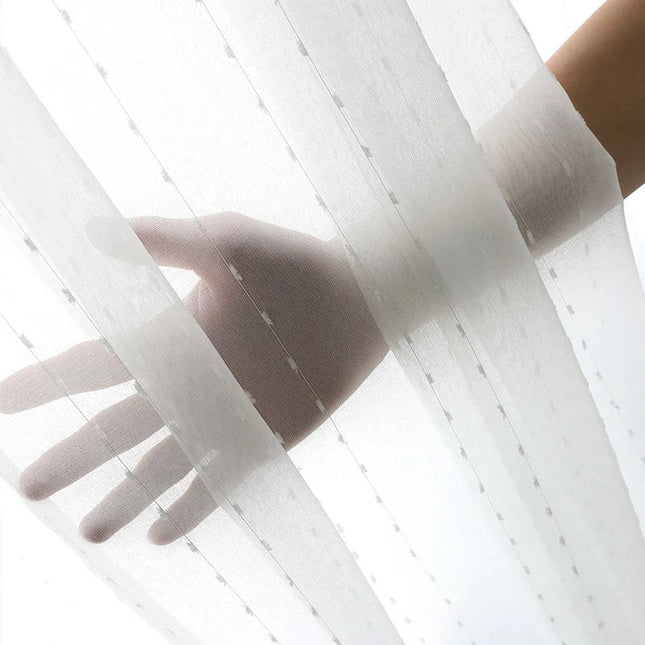 Záclona s jemným vyšívaným tečkovaným vzorem