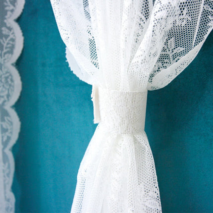 Bílá krajková záclona s obloučky