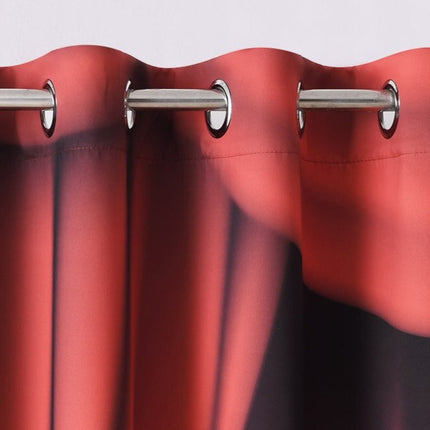 Červený sametový divadelní závěs