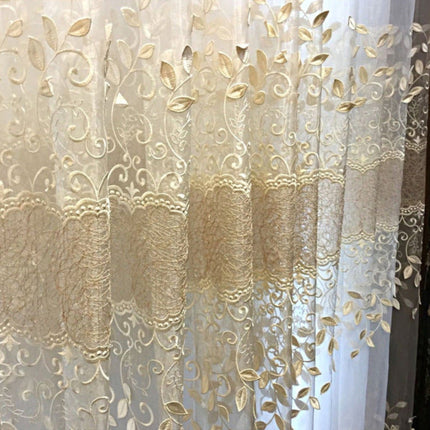 Zlatě vyšívaná záclona s lístky