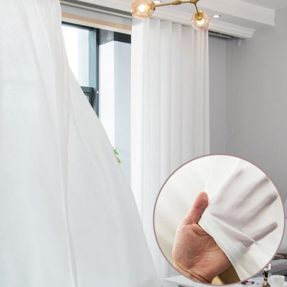Lehká bílá průsvitná záclona na okno