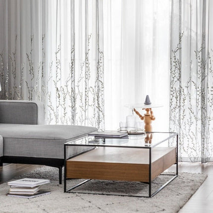 Záclona s výšivkou jemných větviček