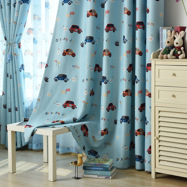 Modrý dětský závěs s autíčky