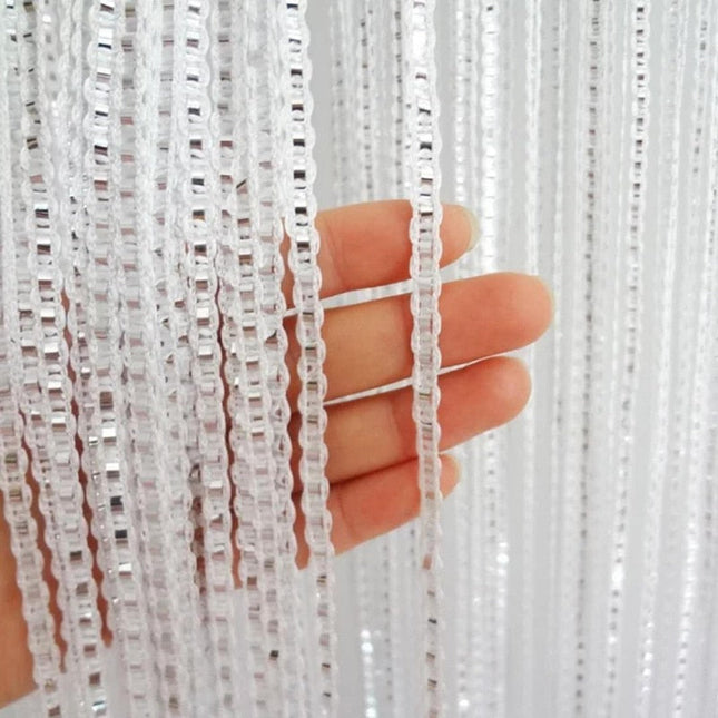 Bílá záclona s lesklými proužky