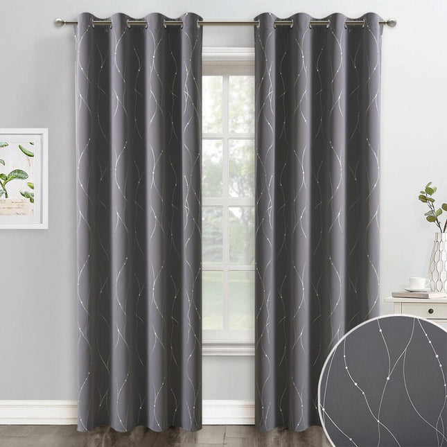 Šedý zatemňovací závěs se stříbrnými liniemi