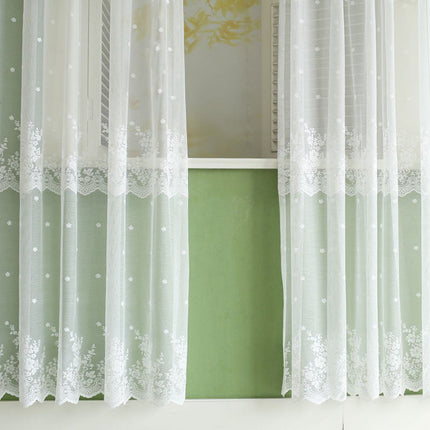 Bílá záclona s květinovou krajkou