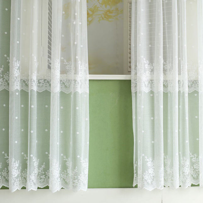 Bílá záclona s květinovou krajkou