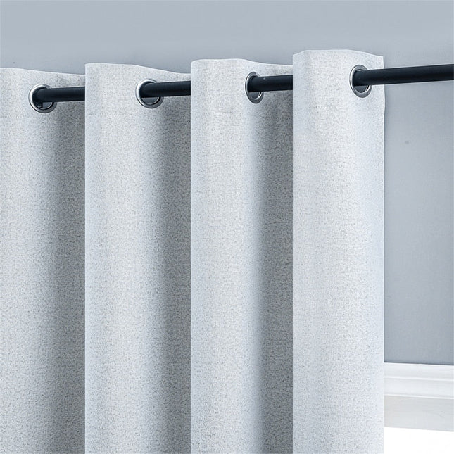 Bílý texturovaný zatemňovací závěs