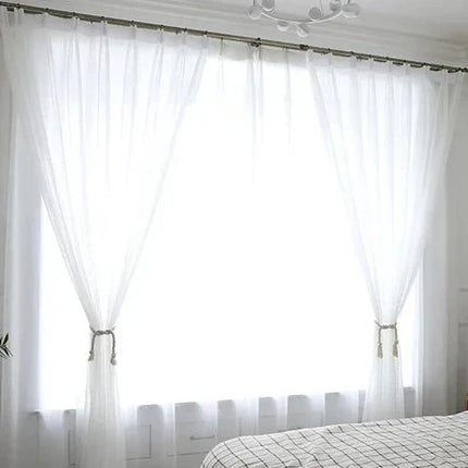 Záclona s jemným vyšívaným tečkovaným vzorem