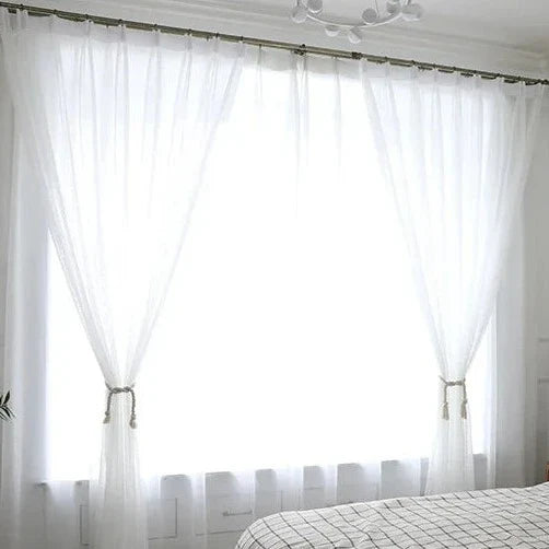 Záclona s jemným vyšívaným tečkovaným vzorem