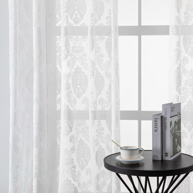Průsvitná záclona s damaškovým vzorem