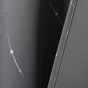 Šedý zatemňovací závěs se stříbrnými liniemi