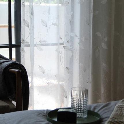 Průsvitná záclona s vyšívanými listy