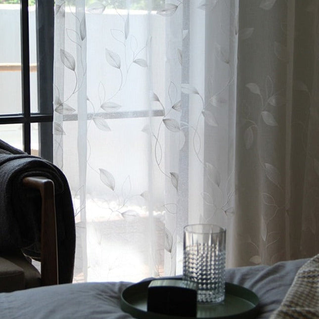 Průsvitná záclona s vyšívanými listy