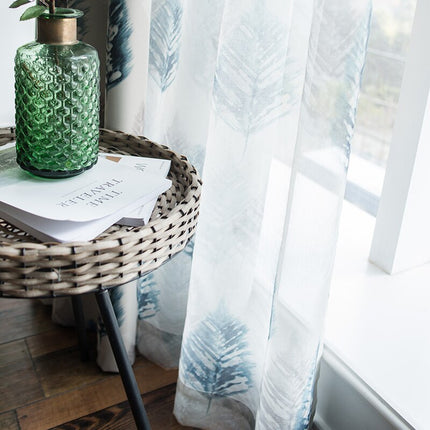 Voálová záclona s modrým listím